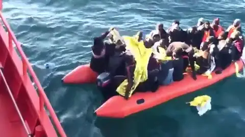 Casi cien inmigrantes han sido rescatados hoy a pocas millas de la costa andaluza Casi cien inmigrantes han sido rescatados hoy a pocas millas de la costa andaluza