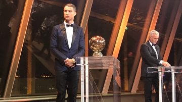 Cristiano Ronaldo, junto a su quinto Balón de Oro