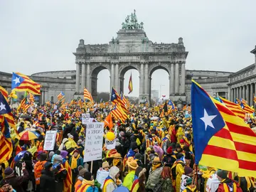 Cientos de manifestantes se concentran en la explanada del Parque del Cincuentenario de Bruselas Cientos de manifestantes se concentran en la explanada del Parque del Cincuentenario de Bruselas