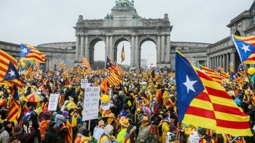 Cientos de manifestantes se concentran en la explanada del Parque del Cincuentenario de Bruselas