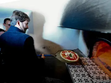 El ministro de Cultura de Italia, Dario Franceschini, visita el primer horno de piedra donde se cocinó una pizza margarita El ministro de Cultura de Italia, Dario Franceschini, visita el primer horno de piedra donde se cocinó una pizza margarita