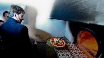 El ministro de Cultura de Italia, Dario Franceschini, visita el primer horno de piedra donde se cocinó una pizza margarita
