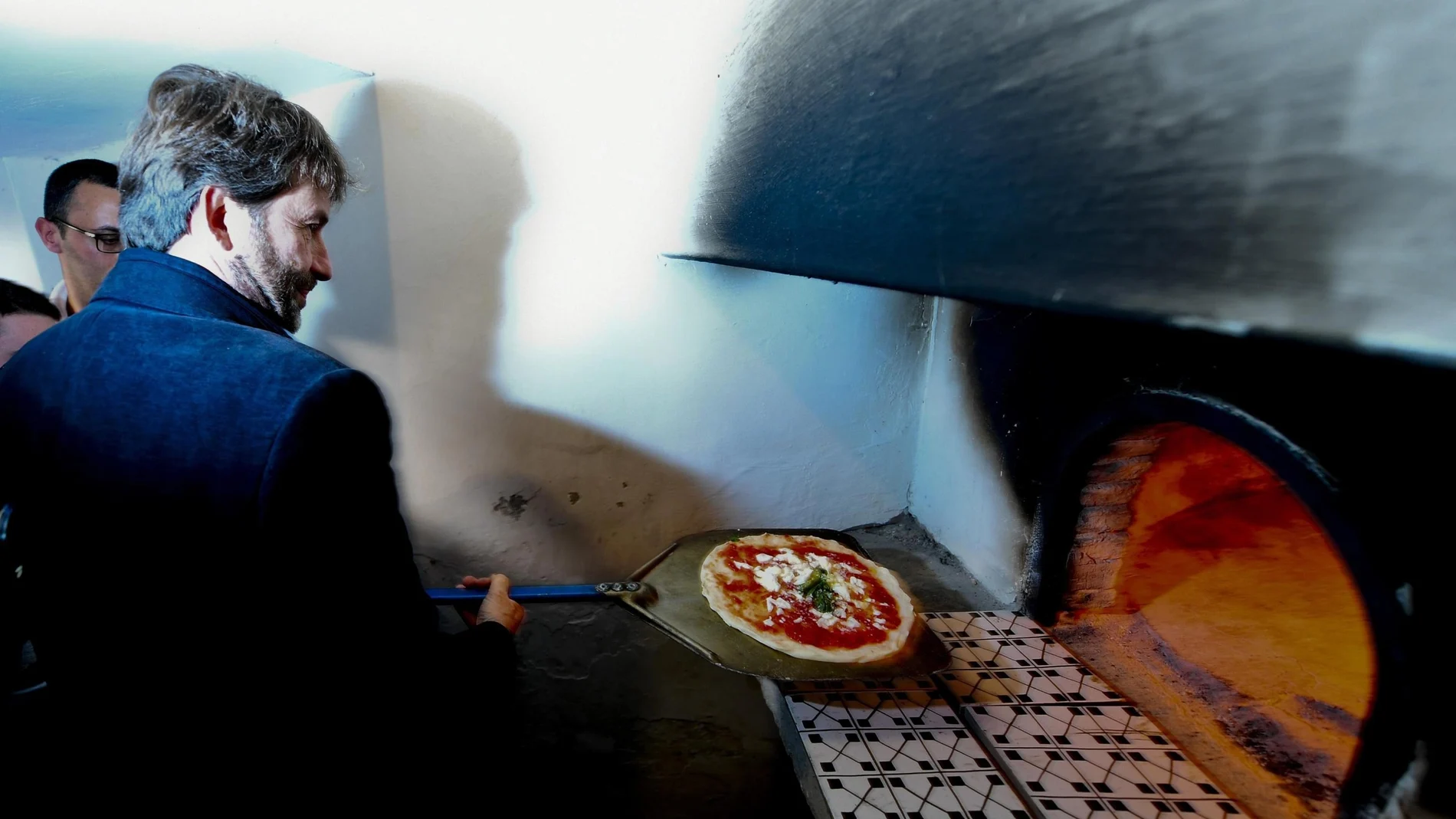 El ministro de Cultura de Italia, Dario Franceschini, visita el primer horno de piedra donde se cocinó una pizza margarita El ministro de Cultura de Italia, Dario Franceschini, visita el primer horno de piedra donde se cocinó una pizza margarita