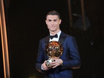 Cristiano Ronaldo posa con su quinto Balón de Oro