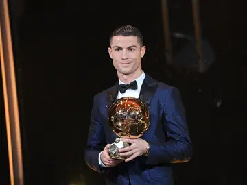 Cristiano Ronaldo posa con su quinto Balón de Oro Cristiano Ronaldo posa con su quinto Balón de Oro