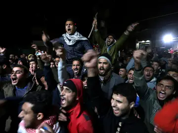 Cientos de palestinos protestan tras la decisión de Trump Cientos de palestinos protestan tras la decisión de Trump