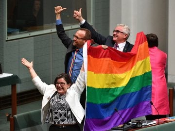 Varios diputados australianos celebran la aprobación del matrimonio homosexual