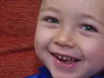 Un niño de tres años está siendo tratado con un medicamento que aún no se comercializa y que frena la atrofia muscular Un niño de tres años está siendo tratado con un medicamento que aún no se comercializa y que frena la atrofia muscular