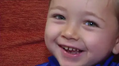 Un niño de tres años está siendo tratado con un medicamento que aún no se comercializa y que frena la atrofia muscular Un niño de tres años está siendo tratado con un medicamento que aún no se comercializa y que frena la atrofia muscular