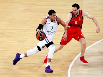 Ray McCallum intenta entrar a canasta ante Marcelinho Huertas Ray McCallum intenta entrar a canasta ante Marcelinho Huertas