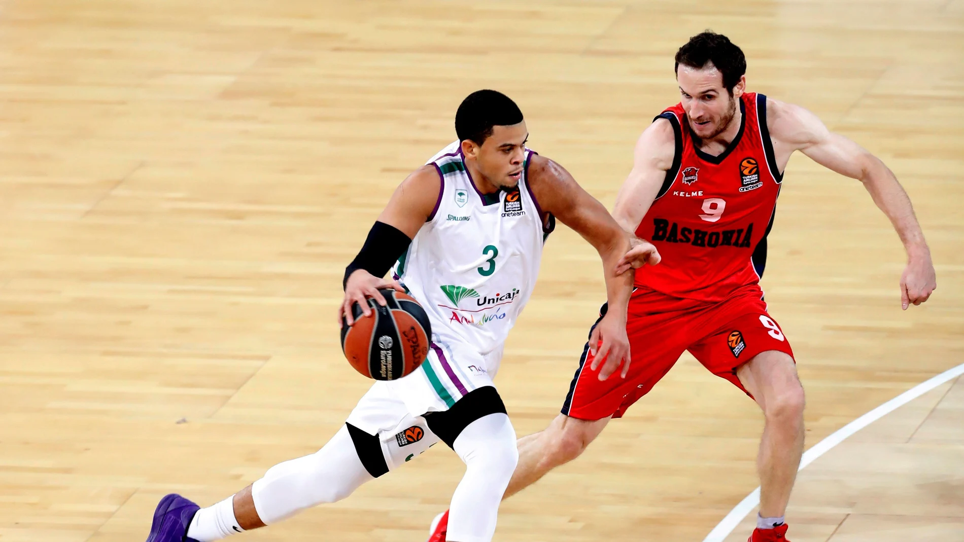 Ray McCallum intenta entrar a canasta ante Marcelinho Huertas Ray McCallum intenta entrar a canasta ante Marcelinho Huertas