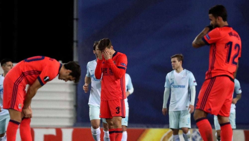Los jugadores de la Real Sociedad se lamentan tras recibir un gol ante el Zenit