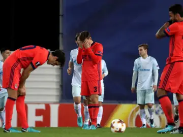 Los jugadores de la Real Sociedad se lamentan tras recibir un gol ante el Zenit Los jugadores de la Real Sociedad se lamentan tras recibir un gol ante el Zenit