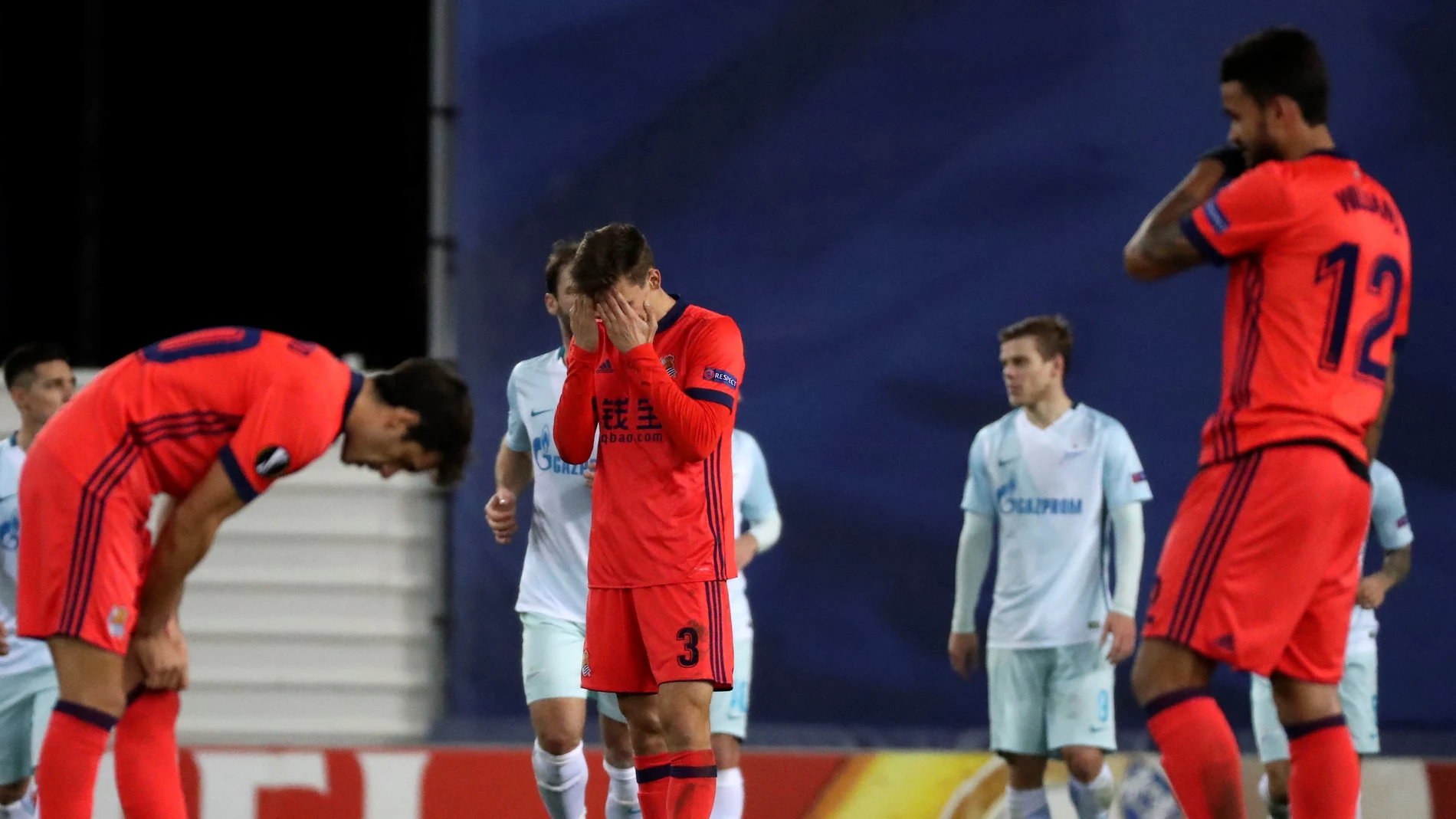 Los jugadores de la Real Sociedad se lamentan tras recibir un gol ante el Zenit Los jugadores de la Real Sociedad se lamentan tras recibir un gol ante el Zenit