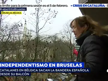 El 'balcón de la resistencia' de Barcelona renace en Bruselas durante la manifestación independentista: "Nos han hecho hasta un calvo" El 'balcón de la resistencia' de Barcelona renace en Bruselas durante la manifestación independentista: "Nos han hecho hasta un calvo"