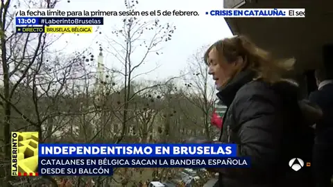 El 'balcón de la resistencia' de Barcelona renace en Bruselas durante la manifestación independentista: "Nos han hecho hasta un calvo" El 'balcón de la resistencia' de Barcelona renace en Bruselas durante la manifestación independentista: "Nos han hecho hasta un calvo"