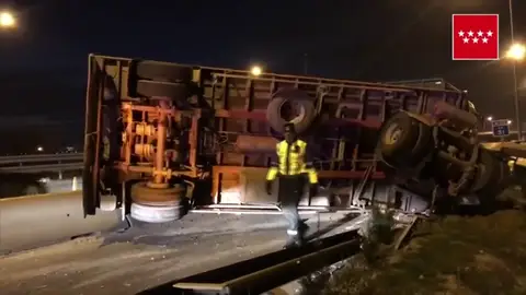 Un camión vuelca en la M-50 Un camión vuelca en la M-50