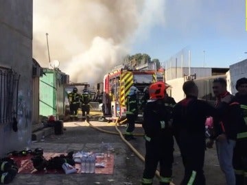 Una veintena de familias desalojadas por un incendio en varias infraviviendas de la Cañada Real en Madrid