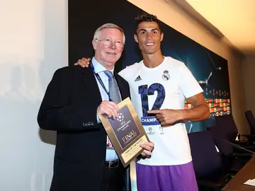 Cristiano Ronaldo posa con Alex Ferguson tras ganar la Duodécima Cristiano Ronaldo posa con Alex Ferguson tras ganar la Duodécima