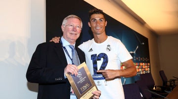 Cristiano Ronaldo posa con Alex Ferguson tras ganar la Duodécima