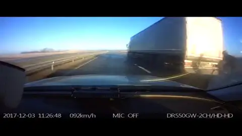La policia detiene a un ciclista kamikaze que circulaba detrás de un camión a más de 90km/h La policia detiene a un ciclista kamikaze que circulaba detrás de un camión a más de 90km/h