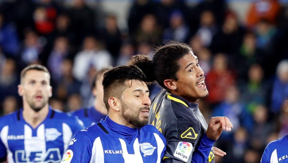 Maripán y Lemos luchan por el balón