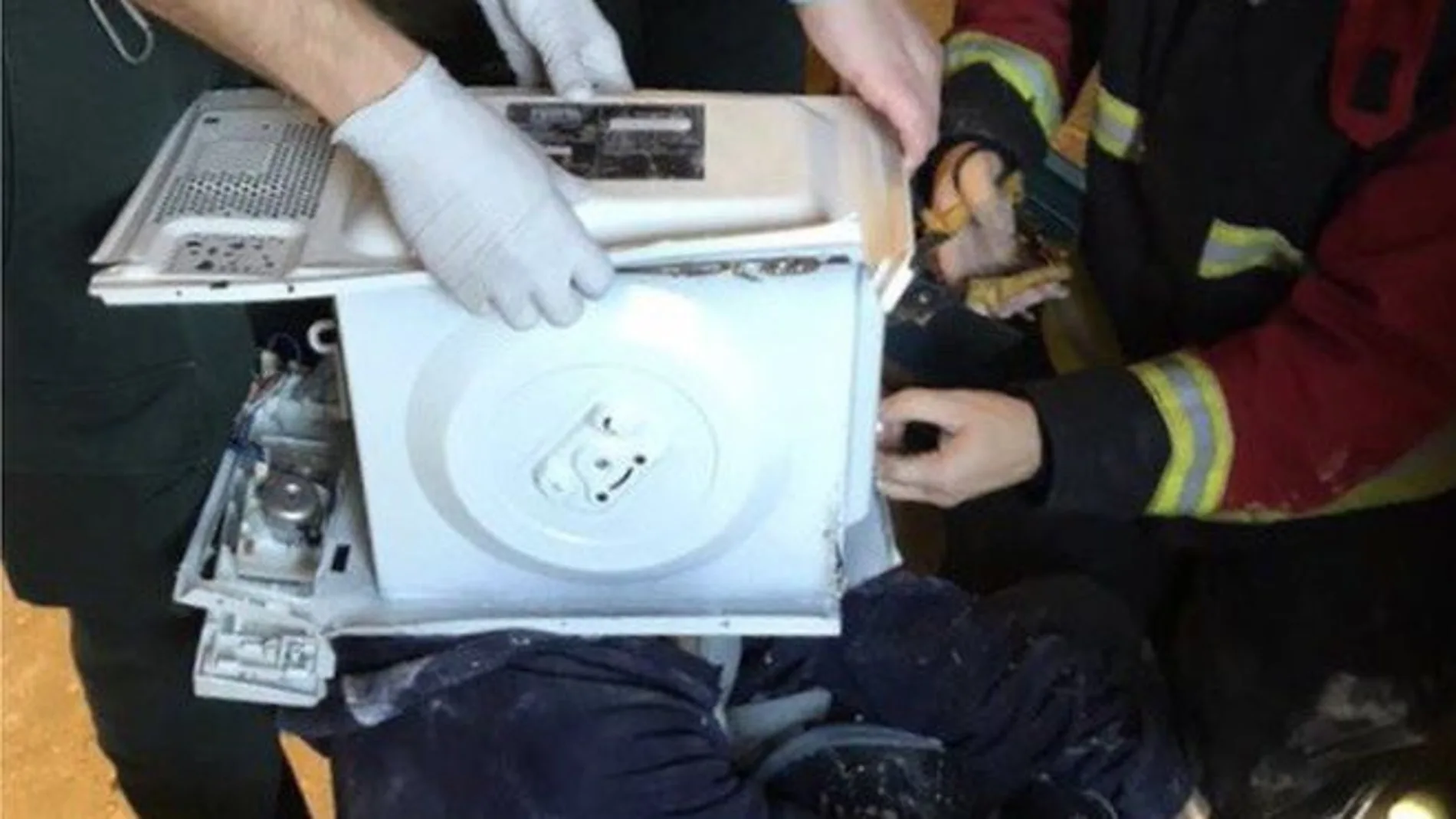 Un youtuber mete la cabeza en un microondas Un youtuber mete la cabeza en un microondas