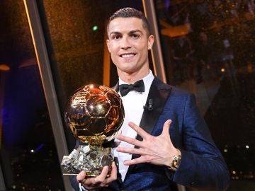 Cristiano Ronaldo posa junto a su quinto Balón de Oro