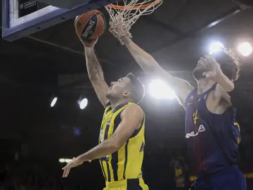 Sloukas entra a canasta ante la defensa de Tomic Sloukas entra a canasta ante la defensa de Tomic