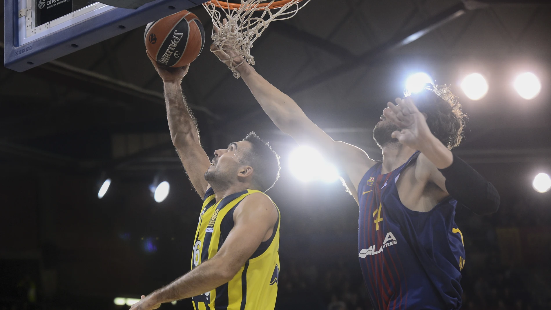 Sloukas entra a canasta ante la defensa de Tomic Sloukas entra a canasta ante la defensa de Tomic