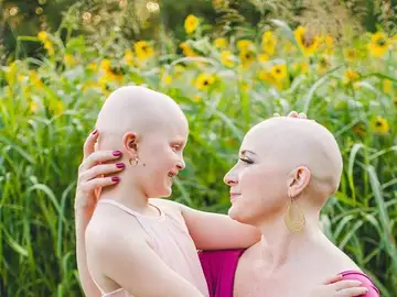 La vitalista foto de una madre y su hija enfermas La vitalista foto de una madre y su hija enfermas