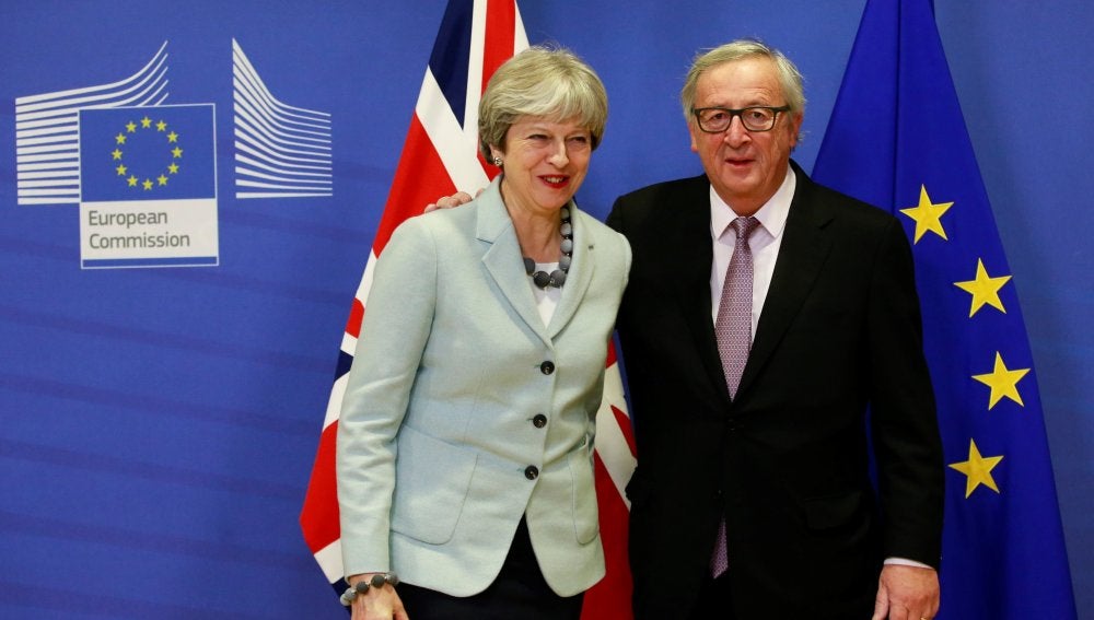 Theresa May y Jean-Claude Juncker, tras cerrar un acuerdo sobre las prioridades del 'brexit'
