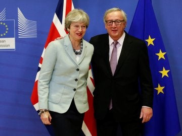 Theresa May y Jean-Claude Juncker, tras cerrar un acuerdo sobre las prioridades del 'brexit'