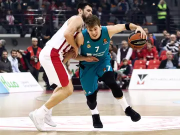Doncic intenta avanzar ante la defensa de Papanikolau Doncic intenta avanzar ante la defensa de Papanikolau