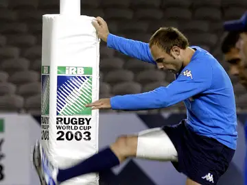Andrea Benatti realiza estiramientos antes de un partido del Mundial de 2003 Andrea Benatti realiza estiramientos antes de un partido del Mundial de 2003