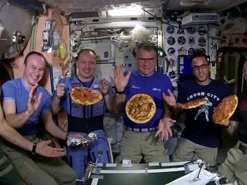 Los astronautas de la Estación Espacial Internacional haciendo pizza