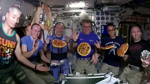 Los astronautas de la Estación Espacial Internacional haciendo pizza Los astronautas de la Estación Espacial Internacional haciendo pizza