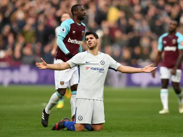 El West Ham deja al Chelsea fuera de la lucha por el título El West Ham deja al Chelsea fuera de la lucha por el título