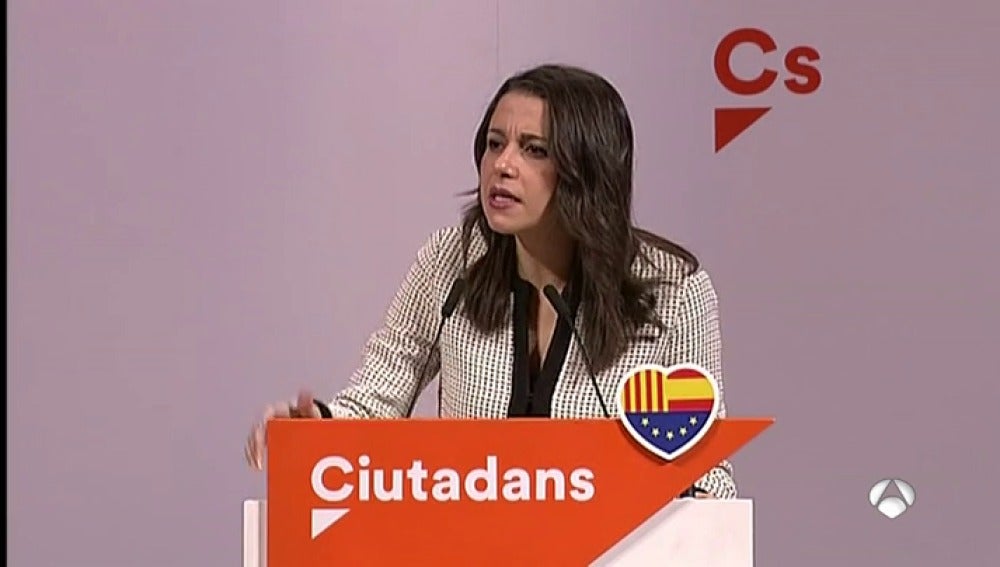 Arrimadas: "Puigdemont ha sembrado el caos, yo quiero la senyera y el seny"