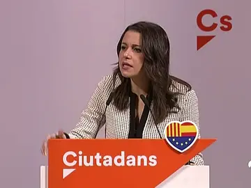 Arrimadas: "Puigdemont ha sembrado el caos, yo quiero la senyera y el seny" Arrimadas: "Puigdemont ha sembrado el caos, yo quiero la senyera y el seny"