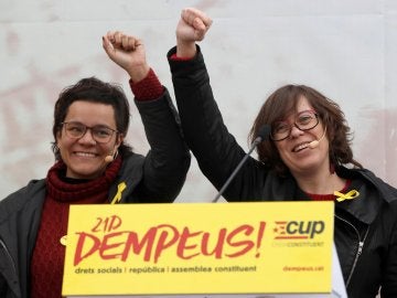 La exdiputada de la Cup, Eulàlia Reguant (d), y la cabeza de lista por Girona, Natàlia Sánchez (i)