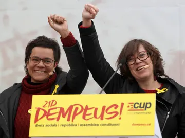 La exdiputada de la Cup, Eulàlia Reguant (d), y la cabeza de lista por Girona, Natàlia Sánchez (i) La exdiputada de la Cup, Eulàlia Reguant (d), y la cabeza de lista por Girona, Natàlia Sánchez (i)