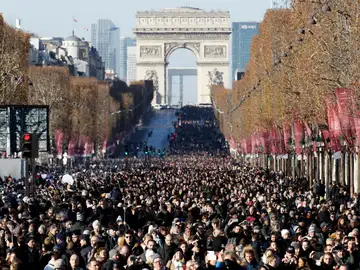 Los franceses abarrotan los Campos Elíseos para despedirse del cantante Los franceses abarrotan los Campos Elíseos para despedirse del cantante