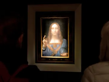 Varias personas observan la obra 'Salvator Mundi' del artista Leonardo da Vinci Varias personas observan la obra 'Salvator Mundi' del artista Leonardo da Vinci