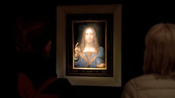 Varias personas observan la obra 'Salvator Mundi' del artista Leonardo da Vinci