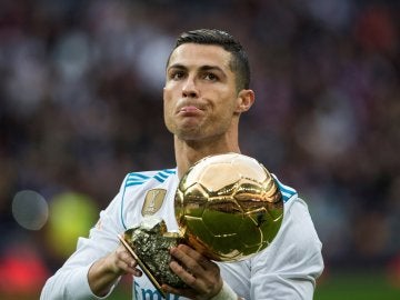 Cristiano Ronaldo ofrece su Balón de Oro al Bernabéu