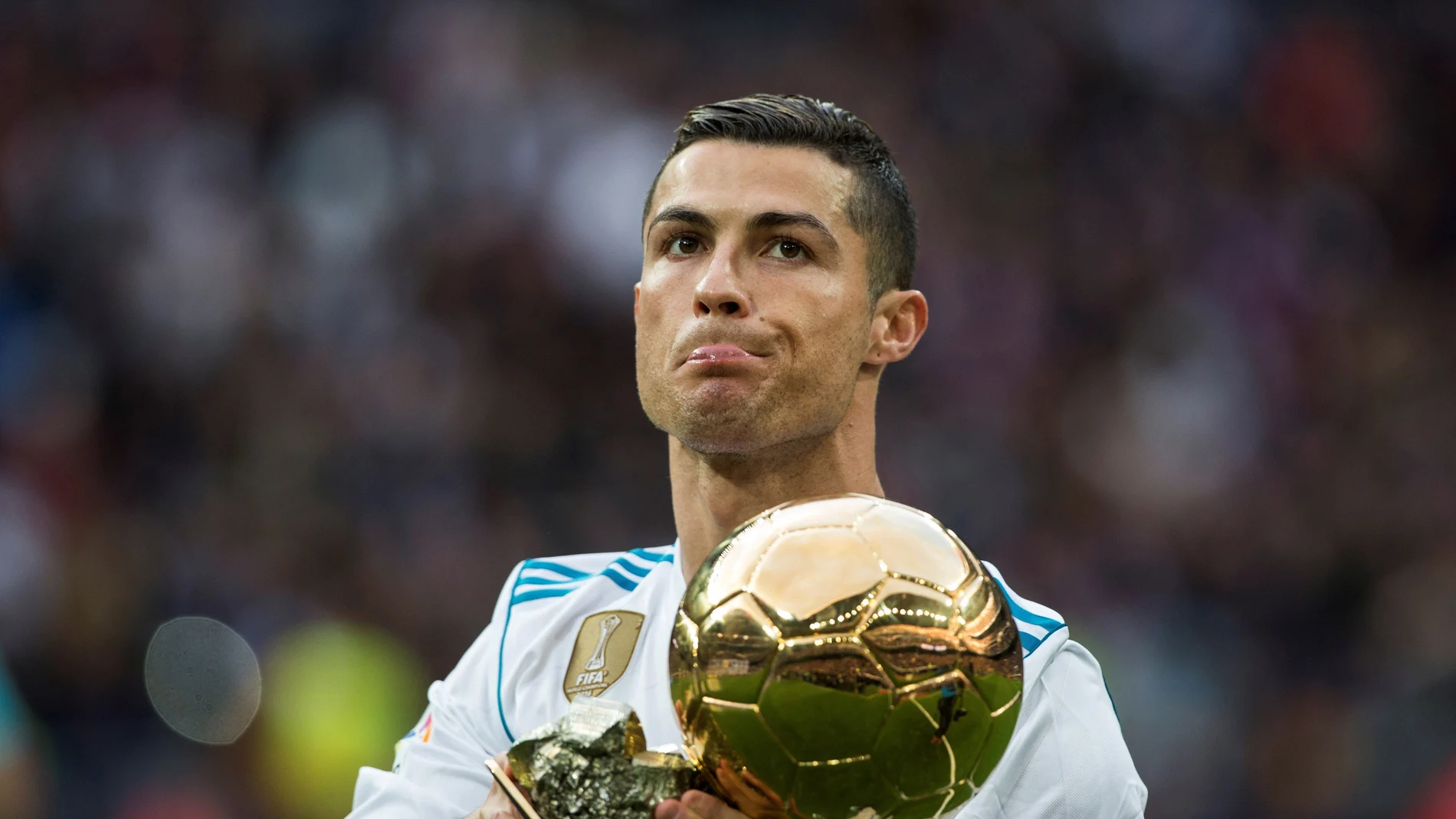 Cristiano Ronaldo ofrece su Balón de Oro al Bernabéu Cristiano Ronaldo ofrece su Balón de Oro al Bernabéu