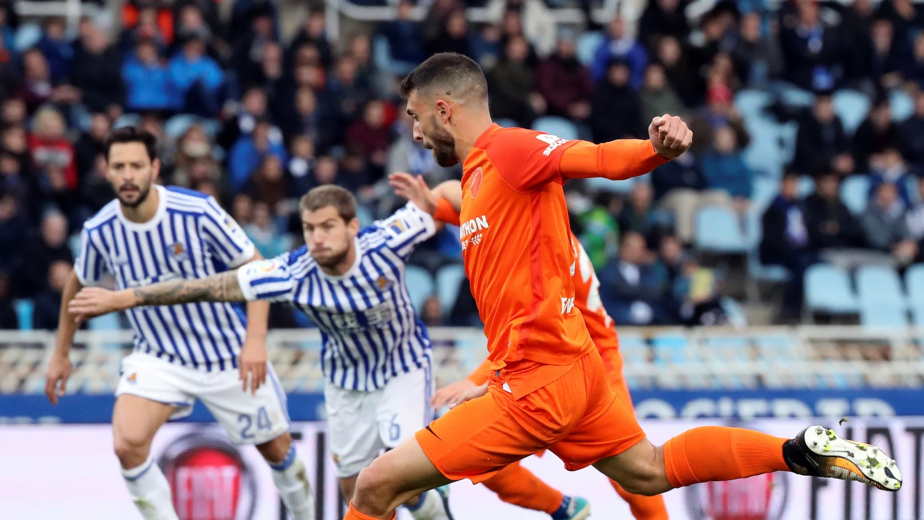 Borja Bastón se prepara para lanzar un penalti ante la Real Sociedad Borja Bastón se prepara para lanzar un penalti ante la Real Sociedad