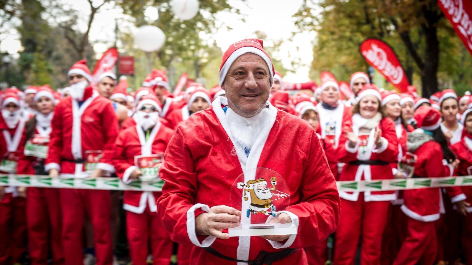 Más de 7.000 Papá Noel recorren las calles de Madrid para recibir a la Navidad por un fin solidario