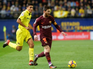 Messi conduce el balón en el partido ante el Villarreal